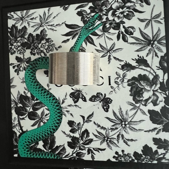 Authentic Gucci wide band ring - Picture 2 of 8